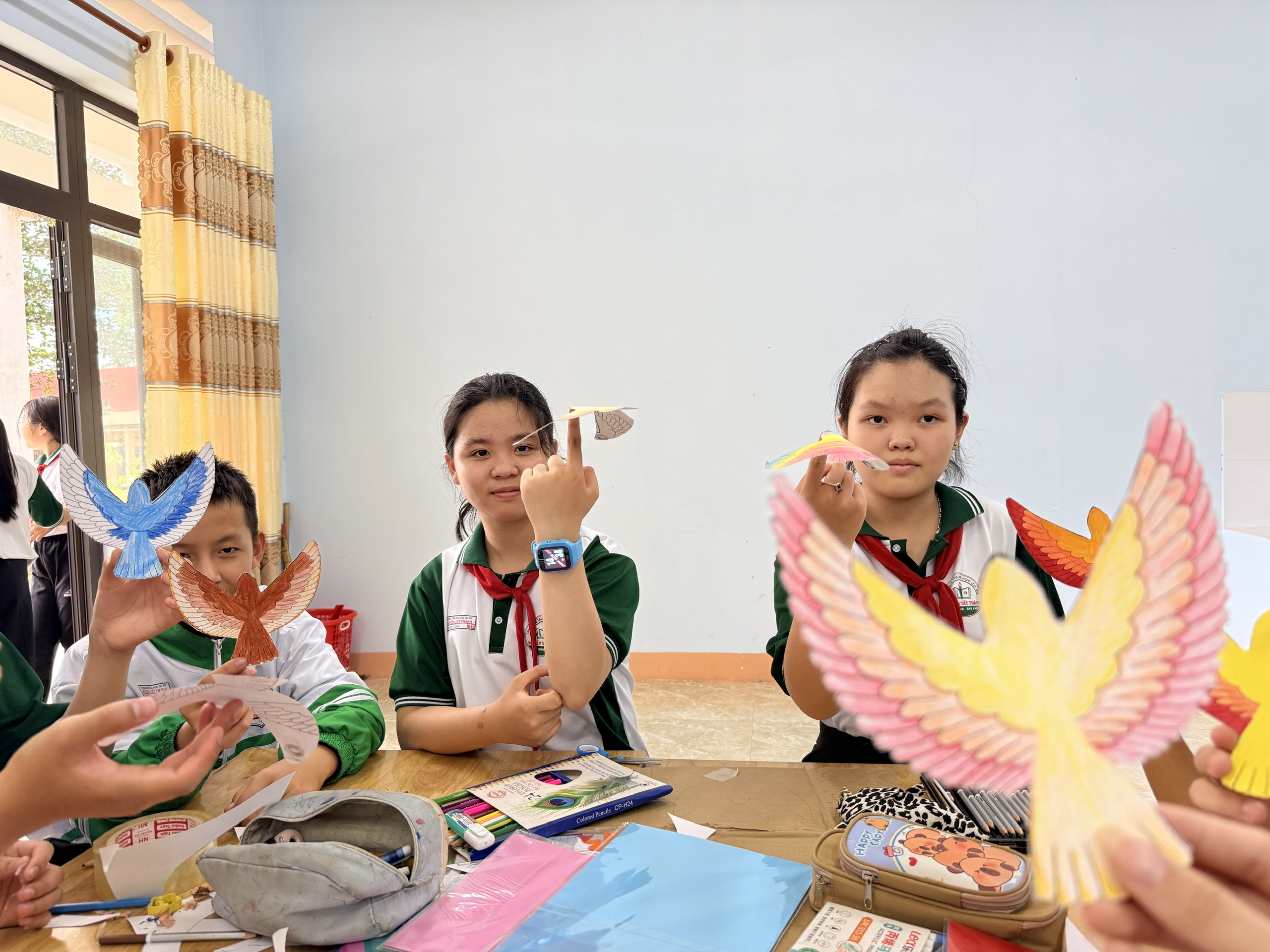 Học sinh được trải nghiệm nhiều trò chơi bổ ích từ xe thư viện lưu động